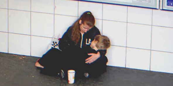 Alleinerziehende Mama singt in U-Bahn, um ihren kranken Sohn zu ernähren, Geschäftsmann hört ihr Lied und kniet vor Tränen nieder - Story des Tages